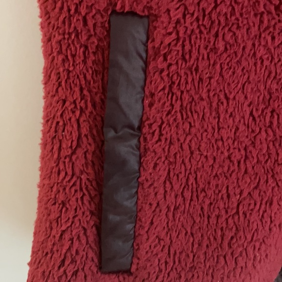 Patagonia red women’s reversible vest - Picture 3 of 5